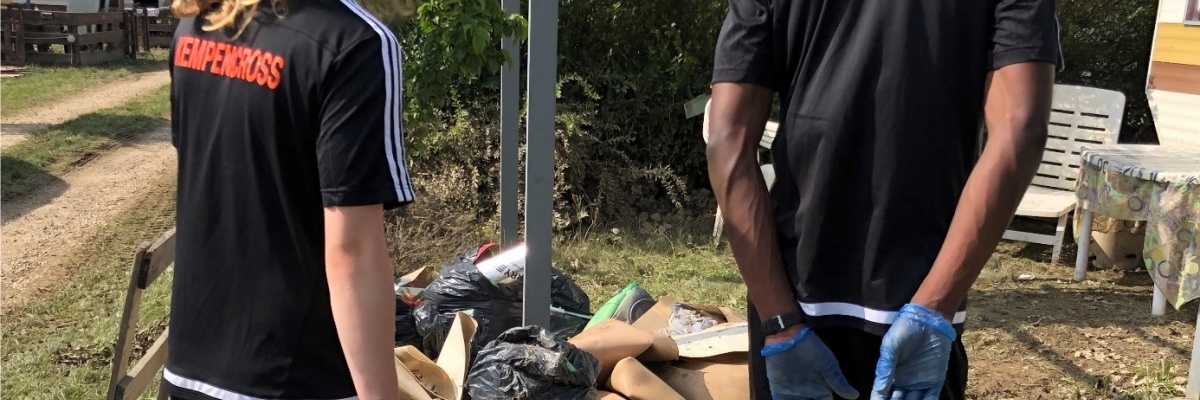 Jongeren uit gemeenschapsinstelling De Kempen aan het werk op een camping in Hotton