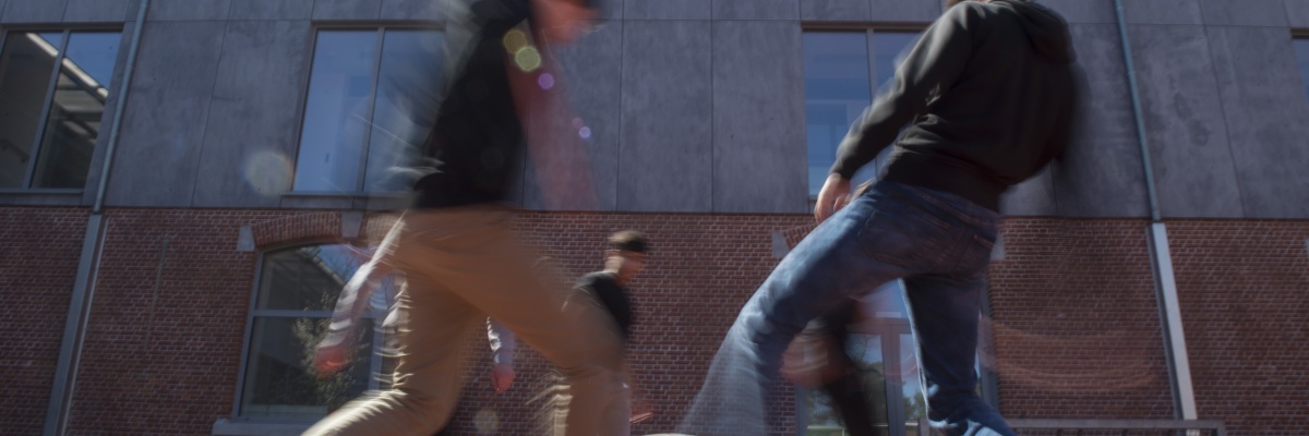 voetballende jongens in de GI