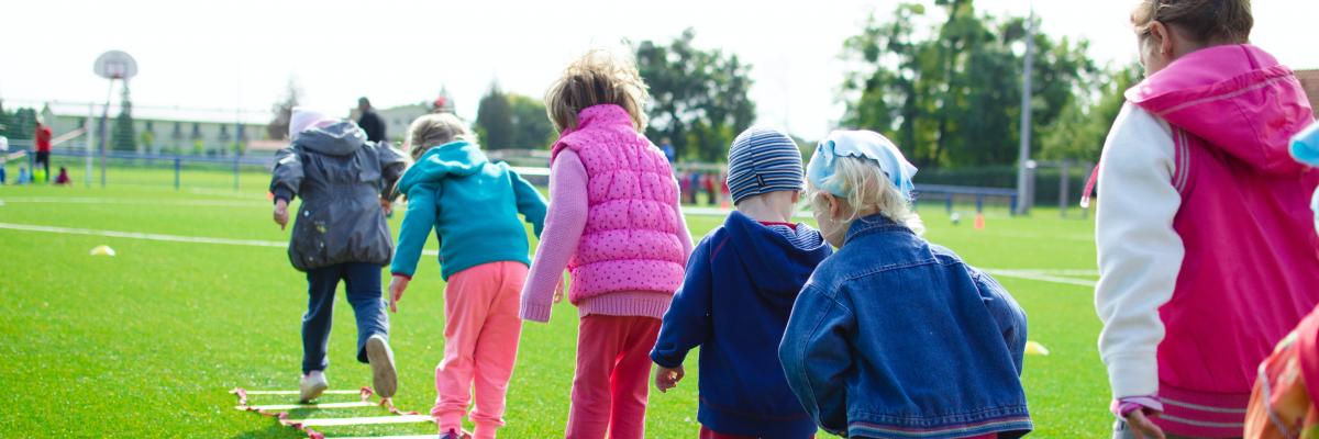 Kinderen op een rij een spel met treden aan het spelen.