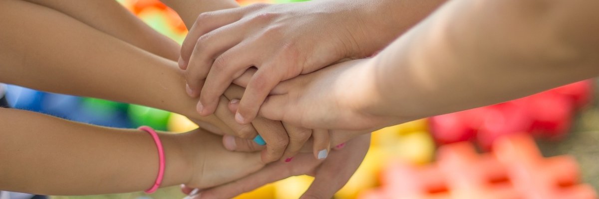 handen in elkaar als beeld bij bootcamps family seeing Opgroeien