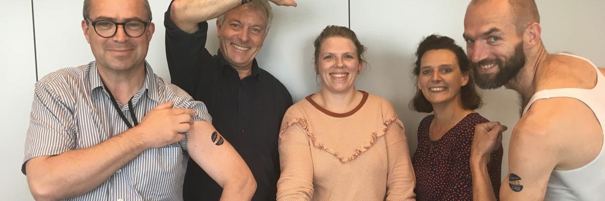 Stefaan Van Mulders en enkele werknemers van toenmalig agentschap Jongerenwelzijn met een opplak tattoo