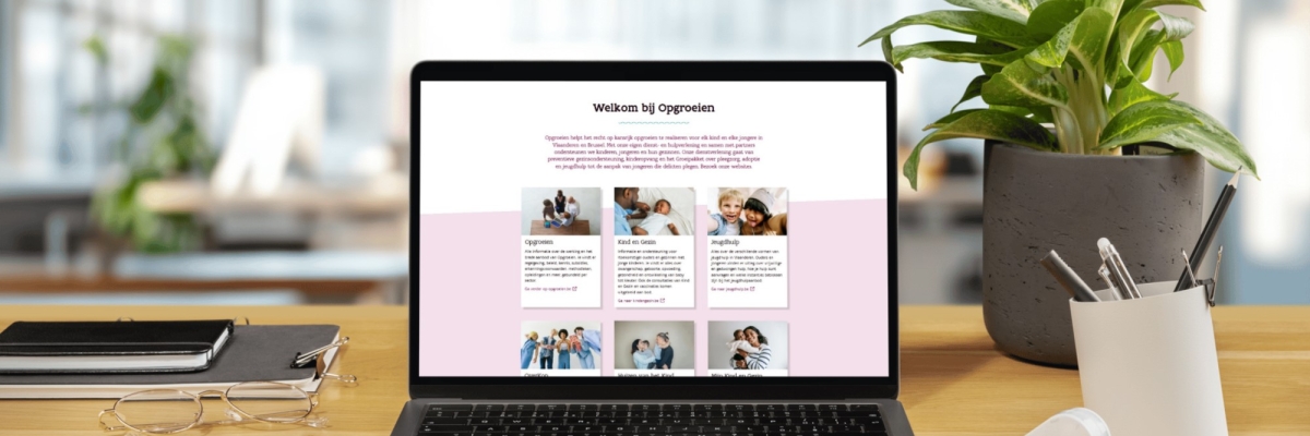 Nieuwe website van Opgroeien op een laptop aan bureau