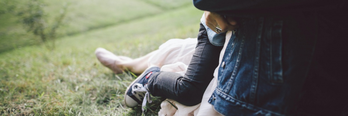 knuffelende ouder met kind