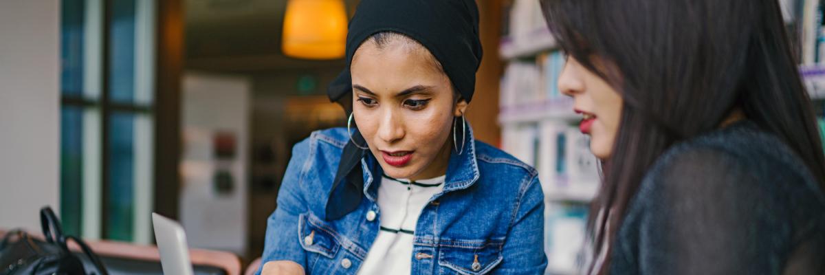 Jonge vrouwen, werkend op dezelfde computer