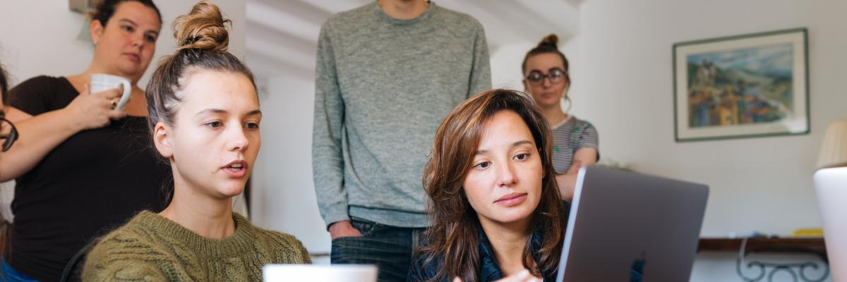 Groep mensen die kijken naar dezelfde laptop