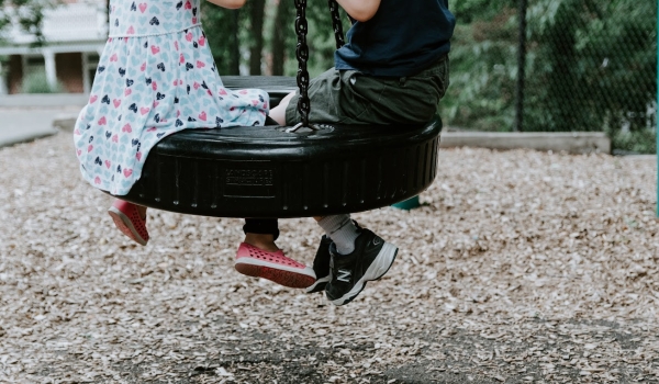 foto van schommelende kinderen op autoband