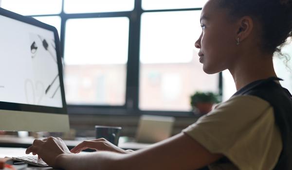 Jonge vrouw achter een computer