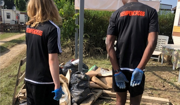 Jongeren uit gemeenschapsinstelling De Kempen aan het werk op een camping in Hotton