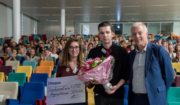 Stefaan Van Mulders en de winnaars van de Prijs Jeugdhulp