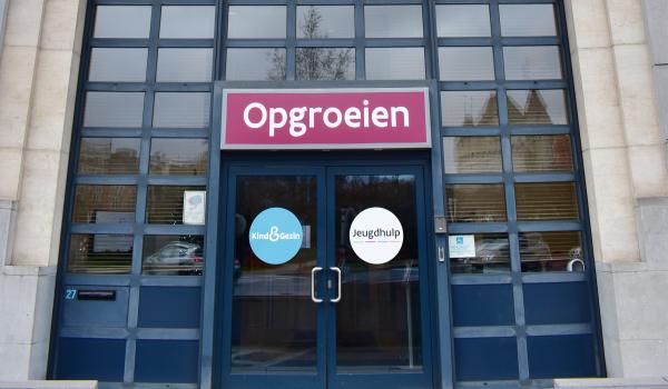 De voorgevel van Hallepoort 27 Agentschap Opgroeien