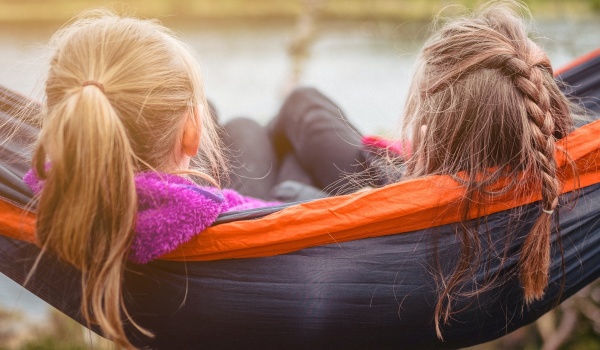 kinderen in hangmat