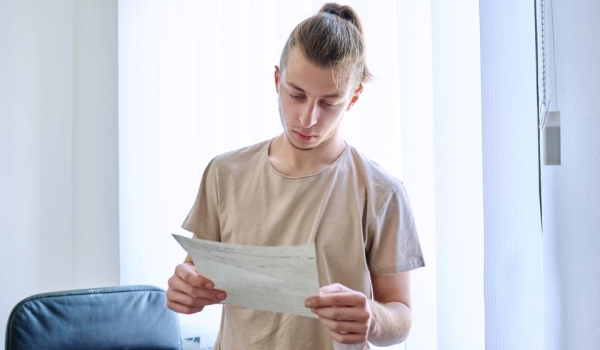 Jongeman leest brief serieus, belangrijk document