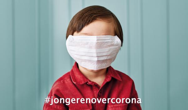 Jongetje met rood hemd en een mondmasker over heel zijn gezicht.
