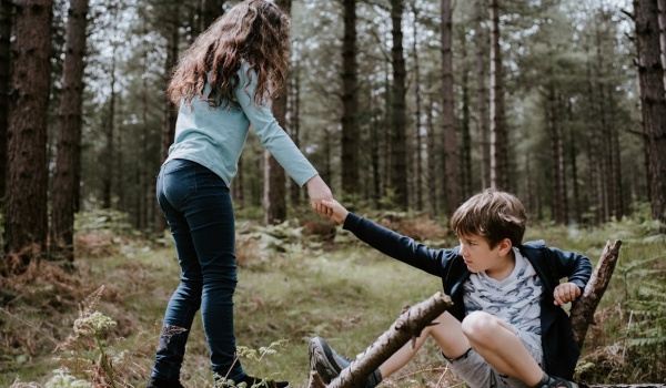 meisje trekt jongen overeind
