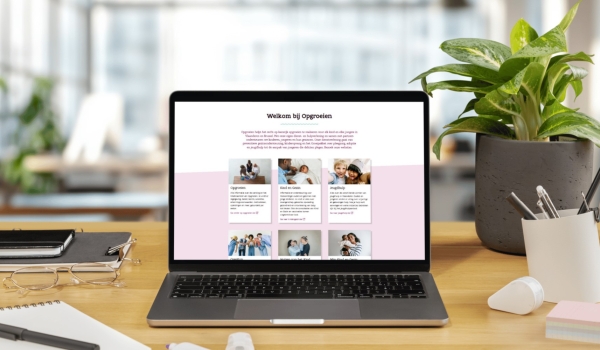 Nieuwe website van Opgroeien op een laptop aan bureau