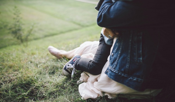 knuffelende ouder met kind