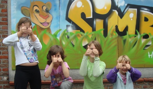 4 kinderen met omhoog gestoken duim voor het simbahuis.
