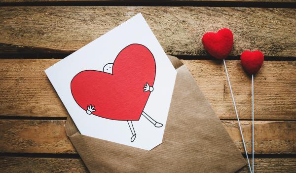 Enveloppe met een kaartje en overal hartjes voor moederdag