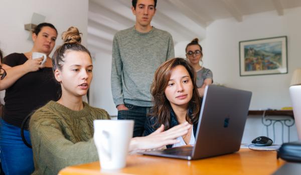 Groep mensen die kijken naar dezelfde laptop