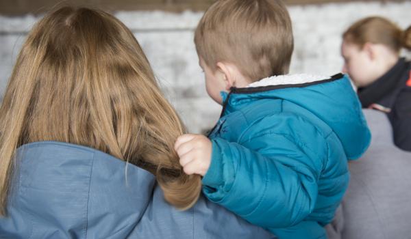 Startpunt ouders, gesymboliseerd door een moeder met kind, het kindje grijpt naar de moeder stevig beet