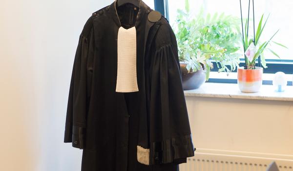 Een kapstok met de toga van een rechter