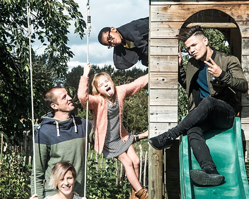Familiefoto van de familie die Hussain heeft opgevangen