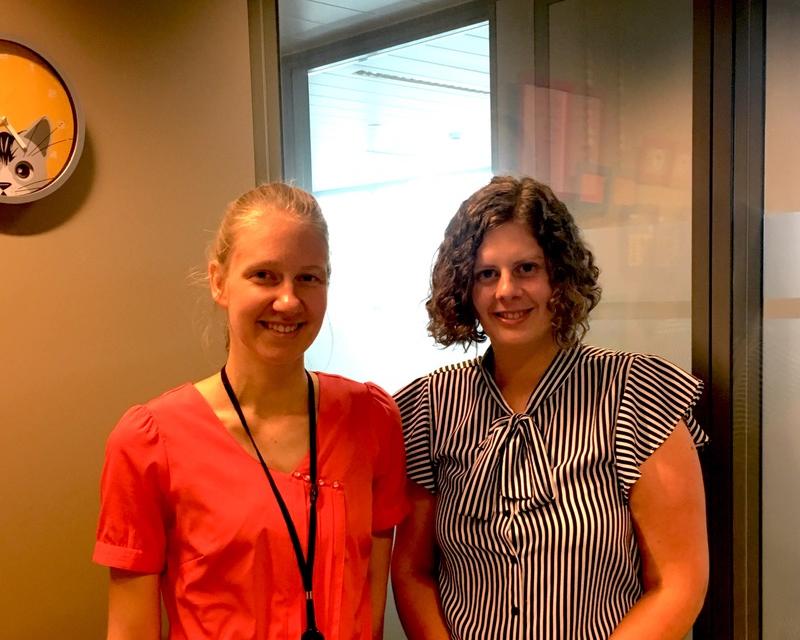 Irini (links), blond haar in een paardenstaart en Iris (rechts) bruin, halflang en krullen haar