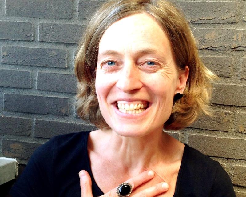 Sieska Baert legt een hand op het hart en lacht vriendelijk naar de camera