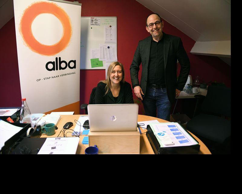 Marian Beyts en Tom Herbots poseren voor een affiche van Alba.