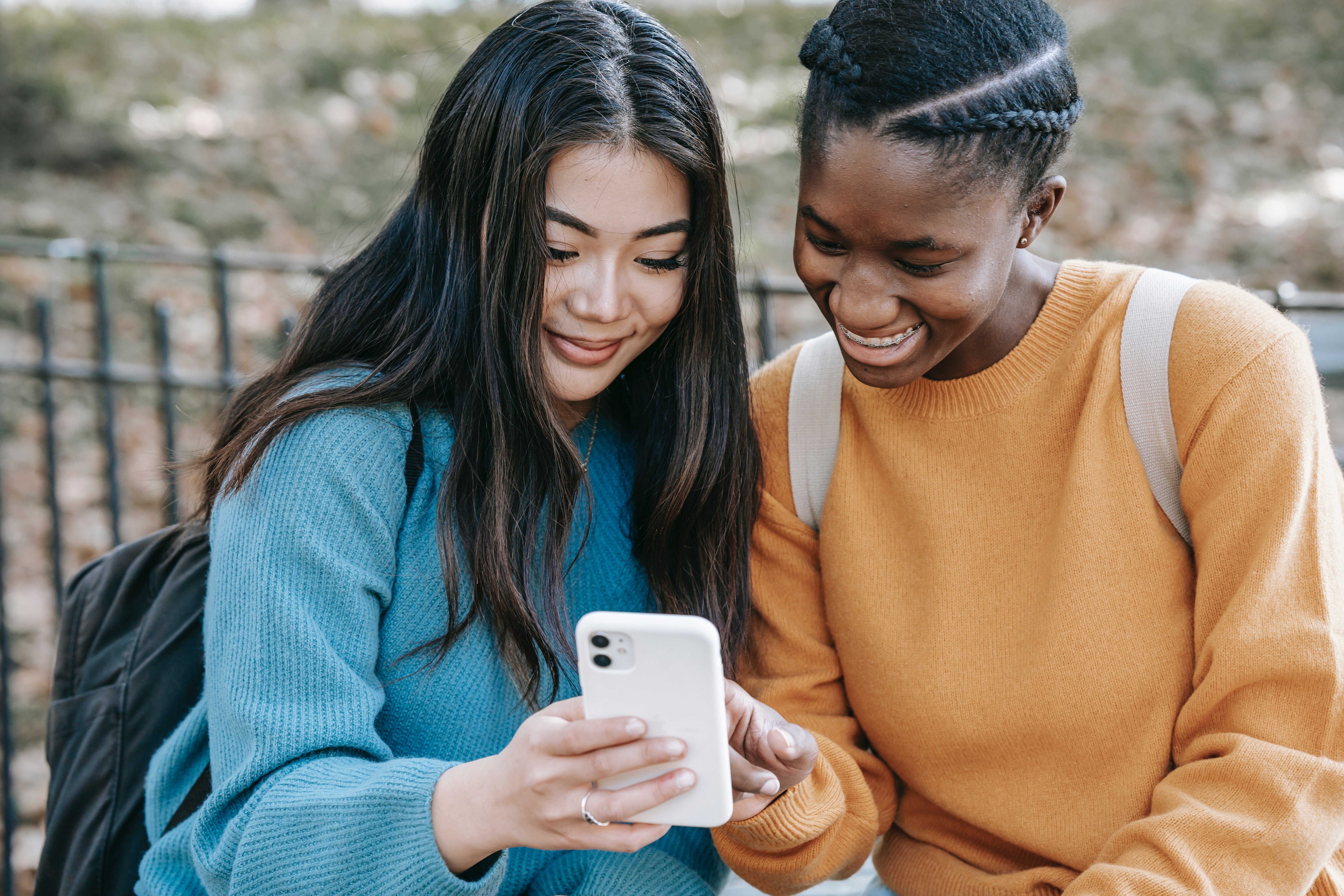 meisjes met smartphone