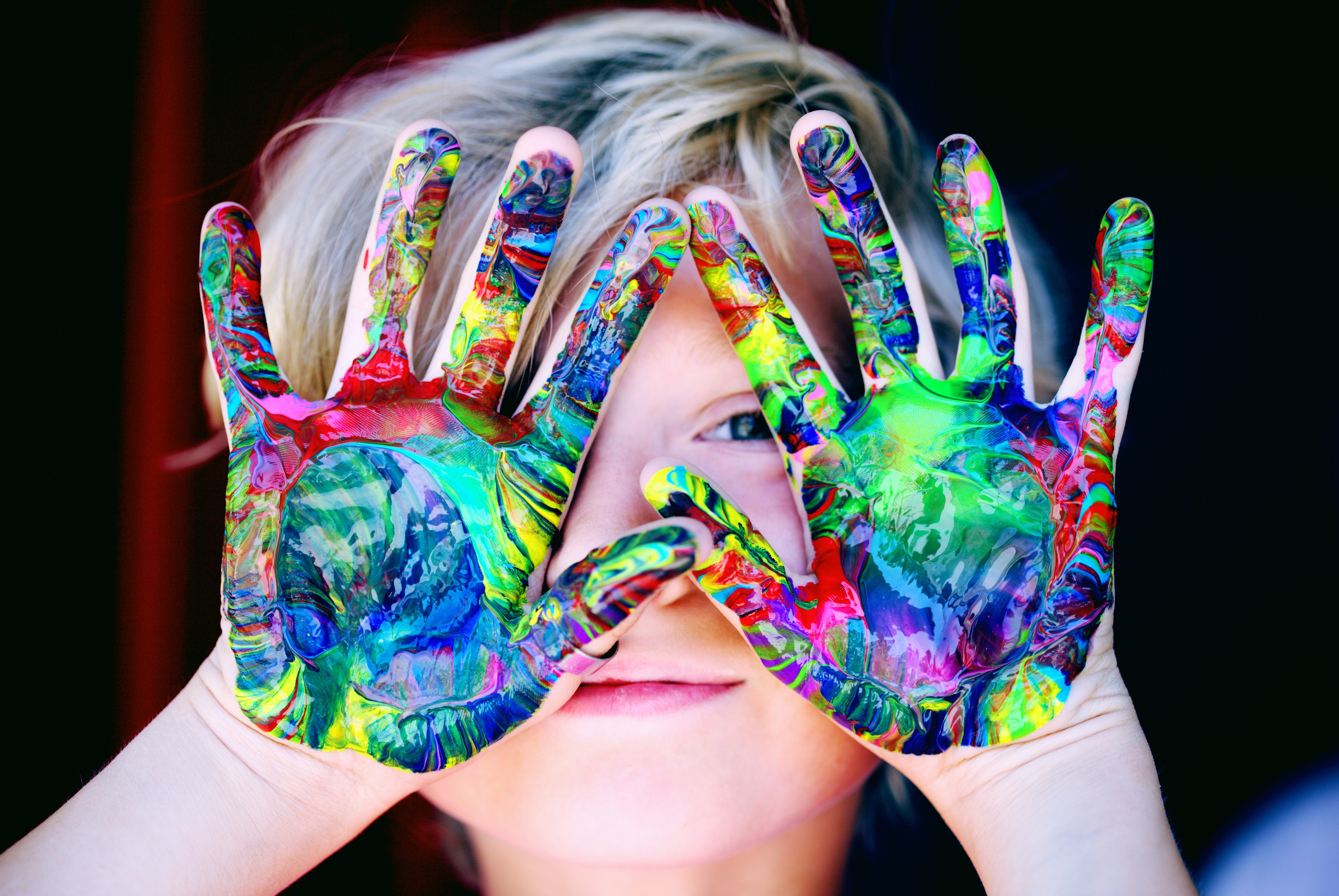 Kind met beschilderde handen