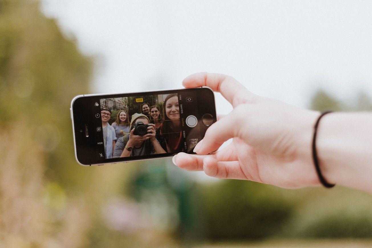 tieners op smartphone
