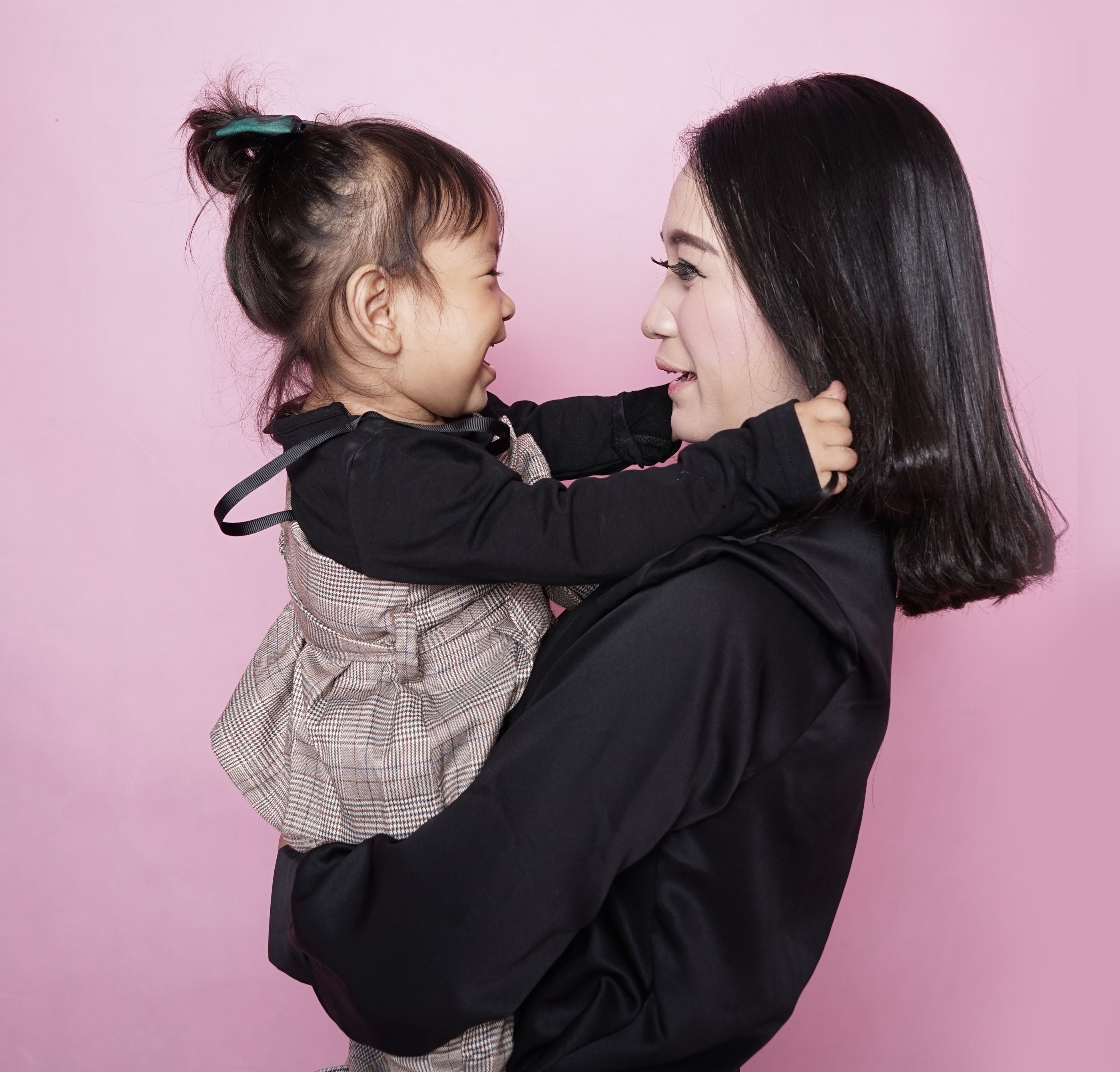 Vrouw met Aziatische roots houdt haar dochter in haar armen