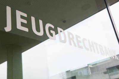letters jeugdrechtbank op raam