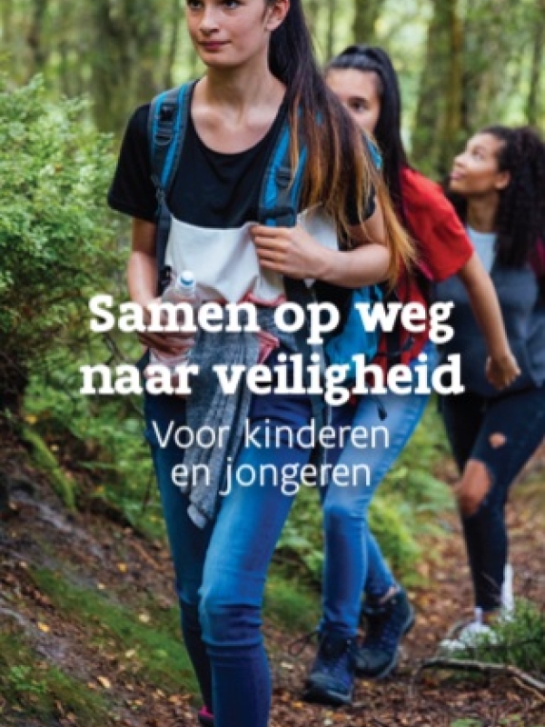 cover folder 'samen op weg naar veiligheid' voor kinderen en jongeren
