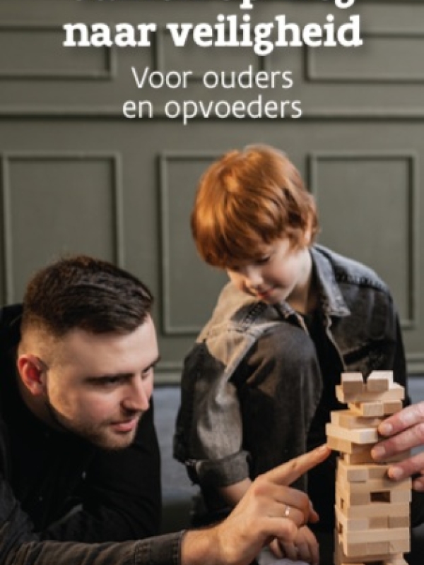cover folder 'samen op weg naar veiligheid' voor ouders en opvoeders