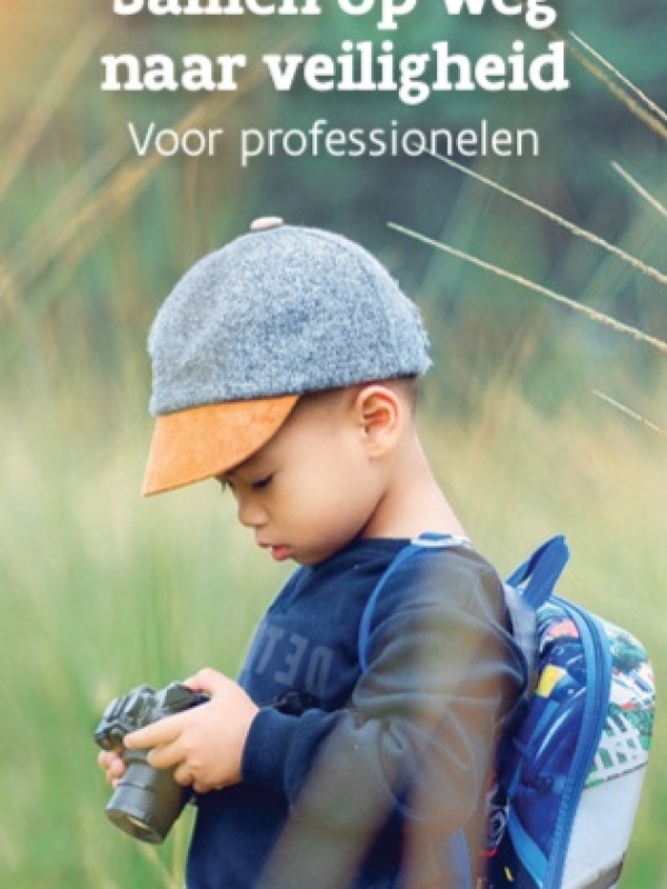 cover folder 'samen op weg naar veiligheid' voor professionelen